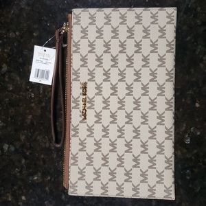 New Michael Kors Jet Set Clutch Wristlet